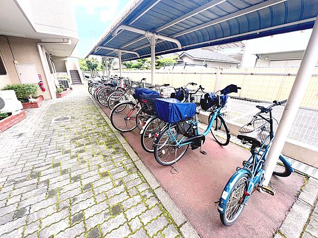 自転車置場です。屋根付きがうれしいですね。