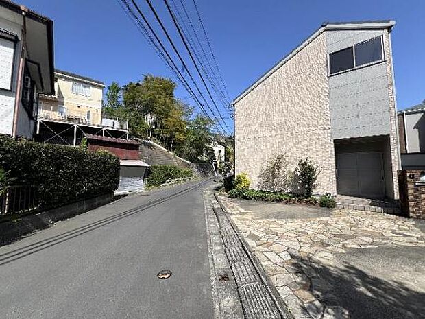 前面道路を含めた現地写真です。