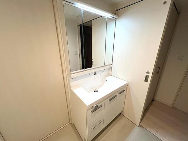 ホワイトを基調とした清潔感のある洗面台。収納部分には小物なども整理して置くことができます。