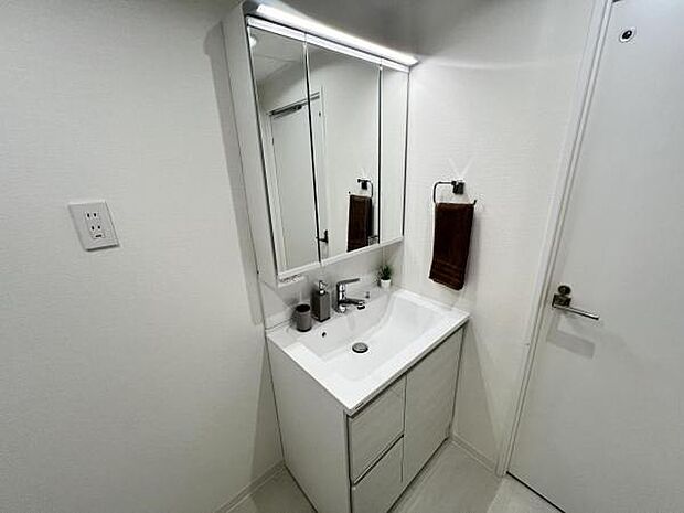 3面鏡タイプの洗面化粧台です。鏡面裏に小物を収納でき、生活感も隠せます。