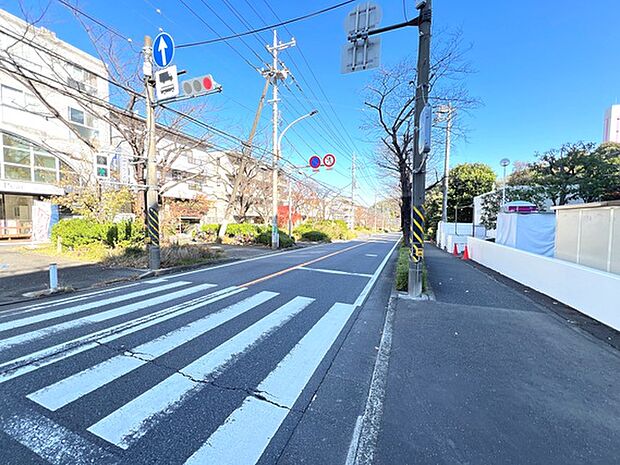小田急線「読売ランド前」駅まで徒歩約13分の立地です。