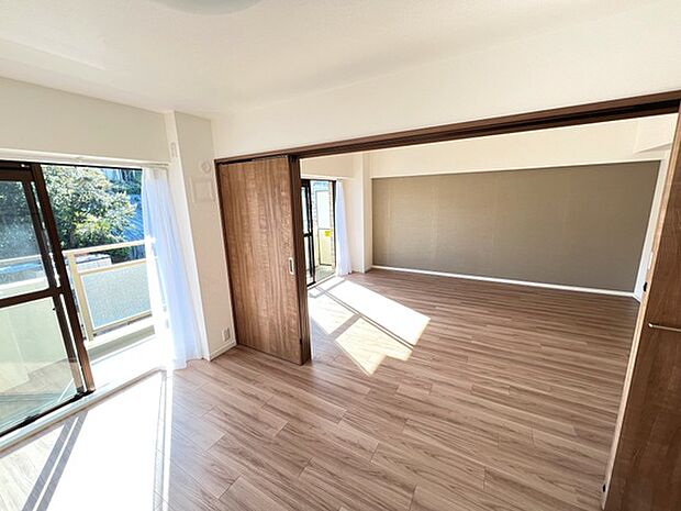 LDK隣にある洋室の扉を開放し、空間を広くお使い頂くこともできます。