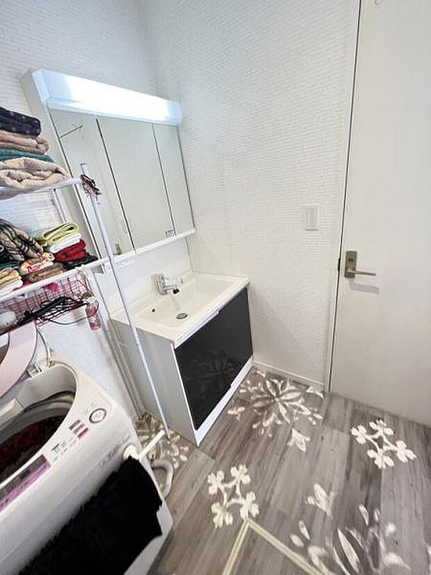 洗面化粧台の鏡は三面鏡ですので、身だしなみチェックに便利ですね。
