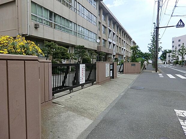 横須賀市立常葉中学校　徒歩7分（約510m)
