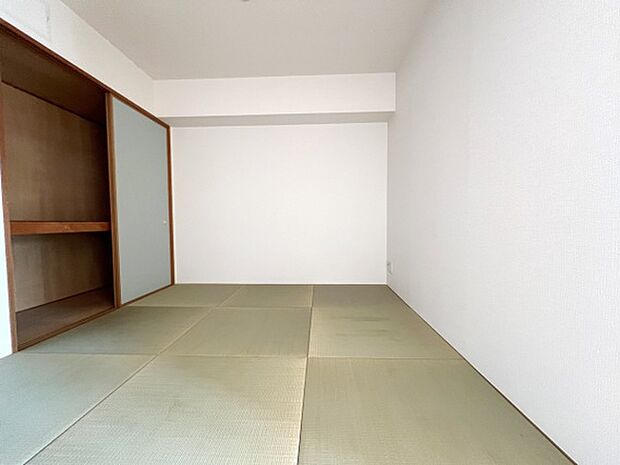 約4帖の和室です。畳のお部屋は寛げる空間ですね。