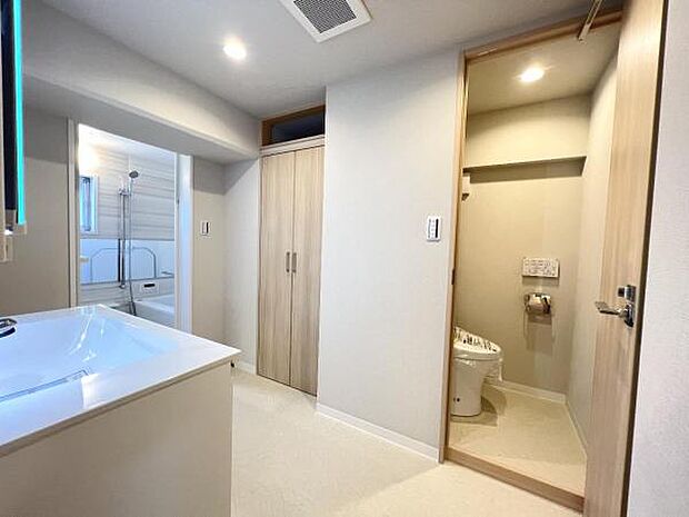 洗面所には収納も完備されておりスッキリ広々空間です