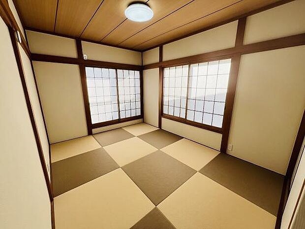 バルコニーに面した約6帖の和室です。琉球畳を使用しております。