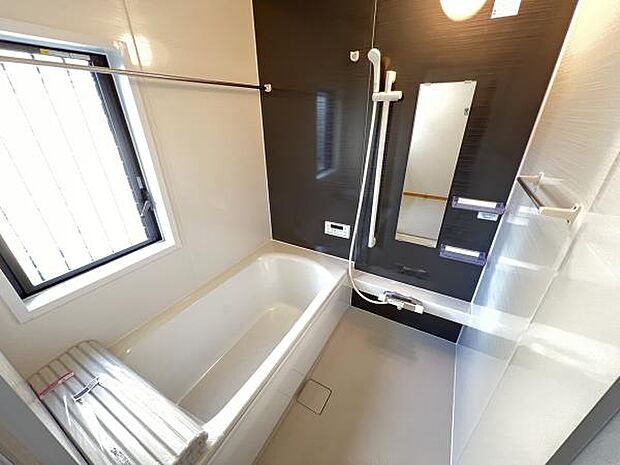 洗い場もゆったりした浴室でお子様とワイワイ楽しめそうですね。内装リフォームで快適なユニットバスに交換済です。