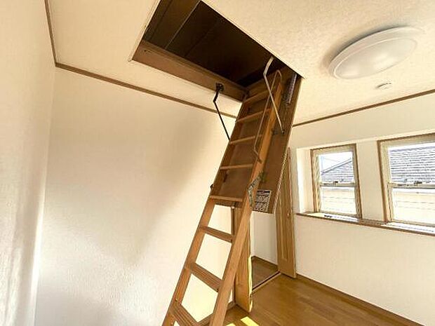 小屋裏収納は梯子で昇降頂けます。