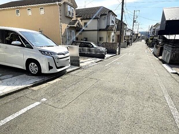 前面道路です。ぜひ周辺環境も併せてご覧ください。