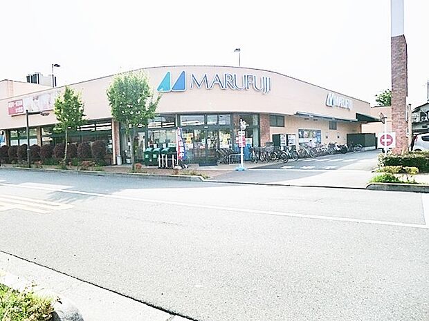 マルフジ昭島市役所通り店　徒歩5分（約380m)