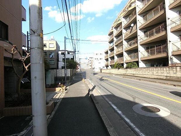 歩道があり、小さなお子様がいらっしゃるご家族にも心強いですね。