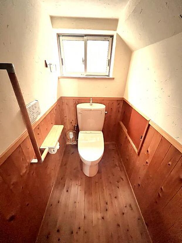 窓のあるトイレは換気も良好。