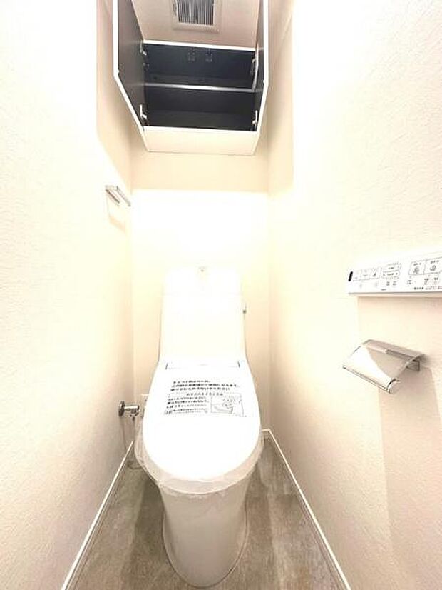 快適な温水洗浄便座付きのトイレです。上部には便利な収納付き。