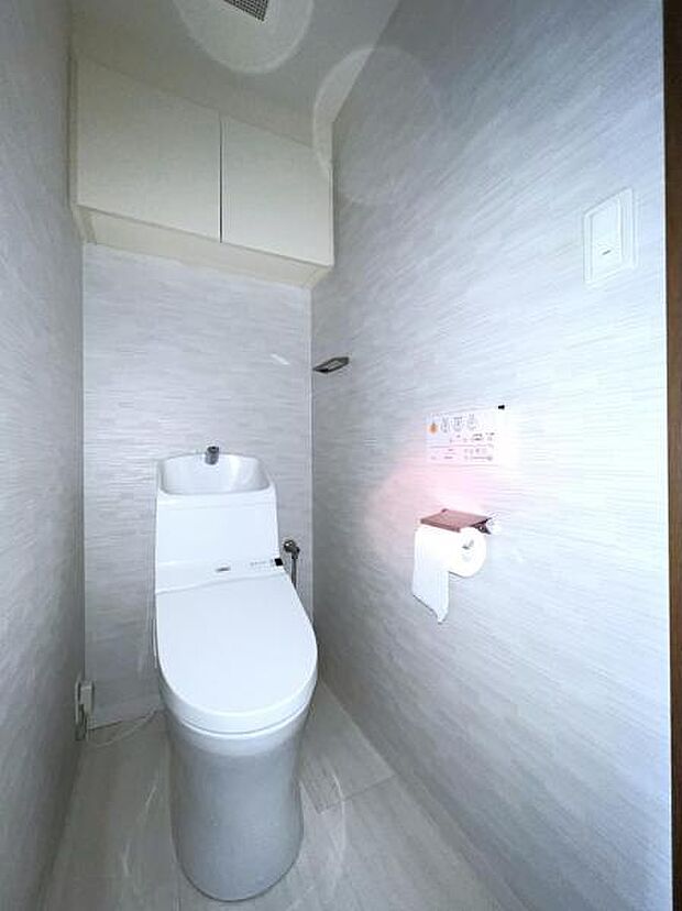 シャワー洗浄機能付のトイレは、清潔感が印象的な空間ですね。ｃ
