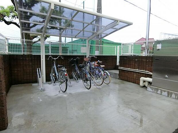 屋根付きの自転車置場です。