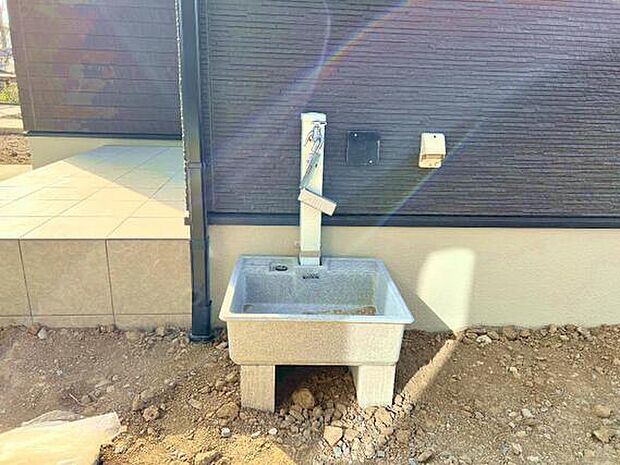 外構掃除に便利な外水栓あり。