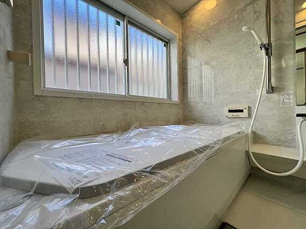 浴室は窓が広めでバスタイムをゆったり楽しめる広さです。