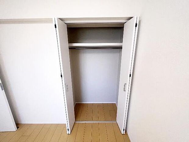 クローゼットがございますので、お部屋がすっきり片付きますね。