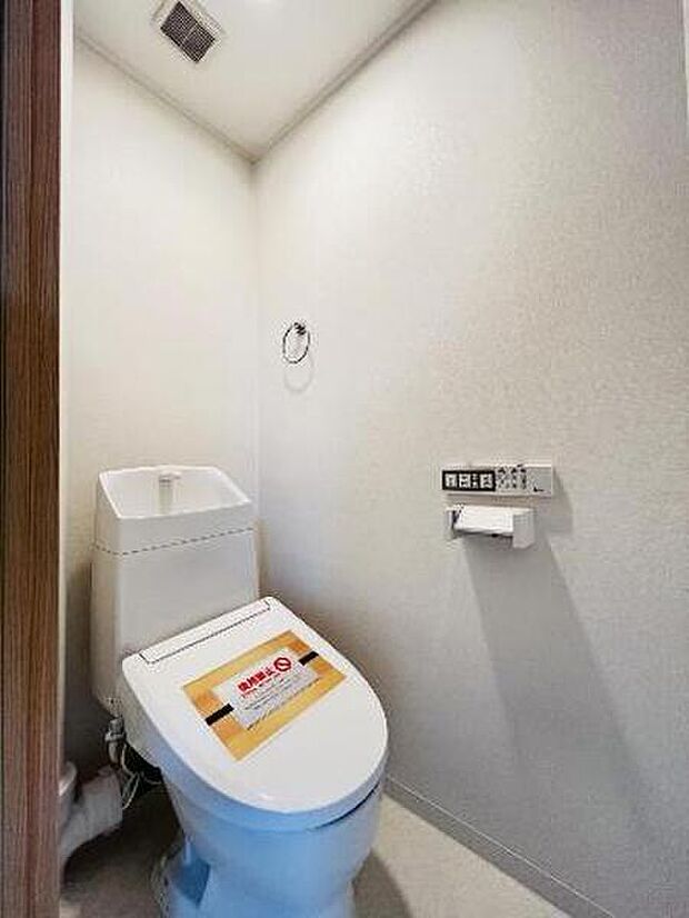 快適な温水洗浄便座付きのトイレです。