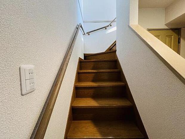 階段には手摺りが付いております。