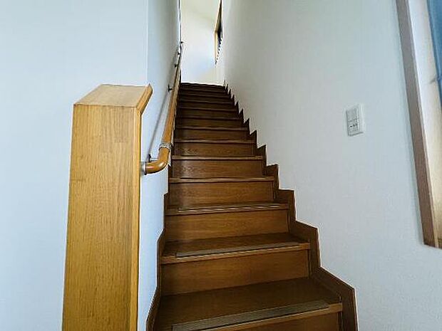 階段には手すりが付き、上り下りしやすそうですね。