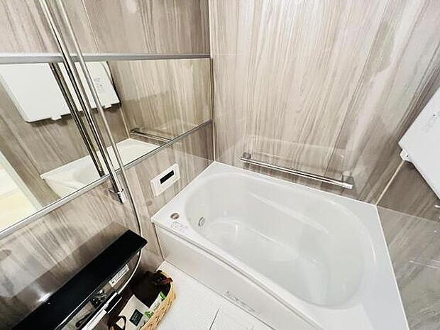 浴室に大きな鏡があり、広い空間でゆったりと入浴も嬉しいですね。
