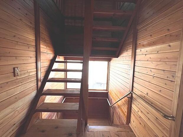 階段スペースにも窓があり明るい空間となっております。