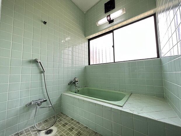 窓付きで換気に優れた浴室です。カビも防げそうですね。