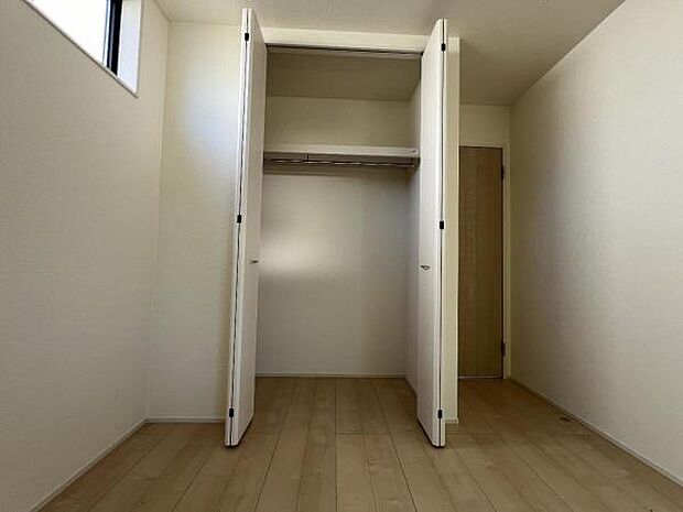 いつでもお部屋をスッキリお使い頂ける収納スペースを設置。