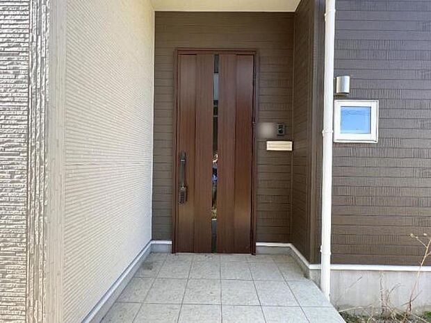 落ち着きのある色合いの玄関ドアです。