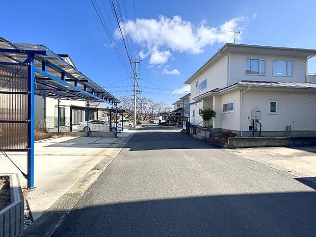 南側の前面道路です。