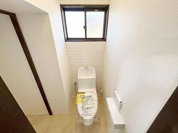 温水シャワー洗浄機能付のトイレは、清潔感が印象的な空間ですね。