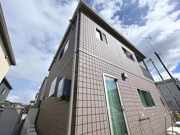 軽量鉄骨造の2階建てです。