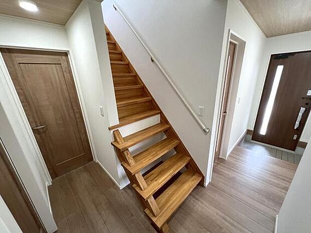 階段には手すりがあり助かります。