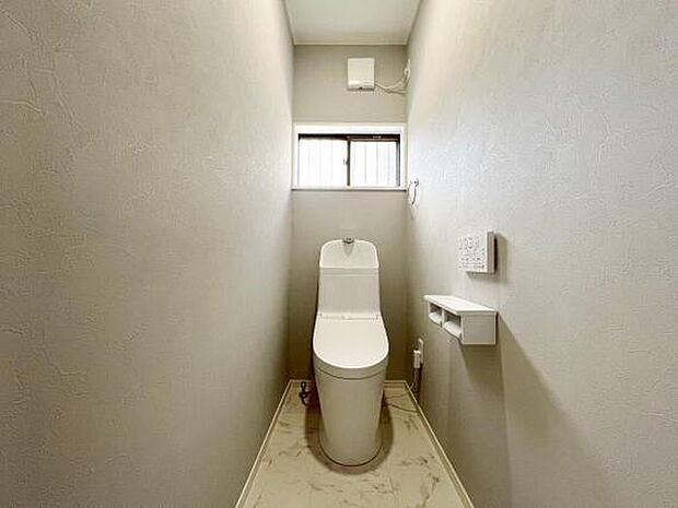 現代の必需品快適なシャワートイレ付き。