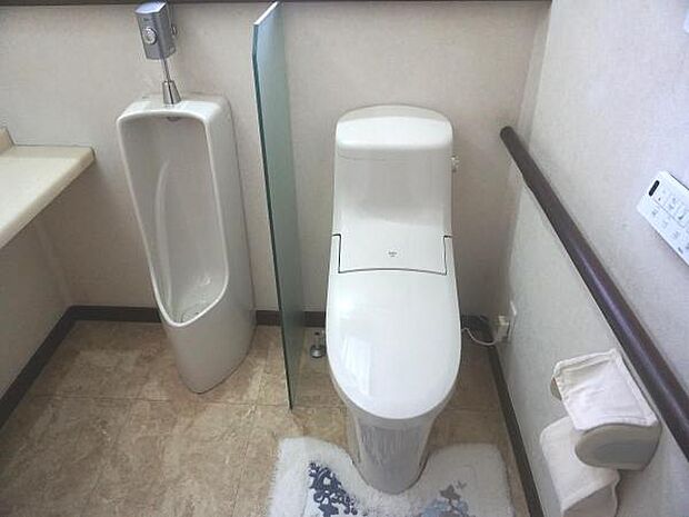 男性用のトイレを兼ね揃えたトイレスペース。