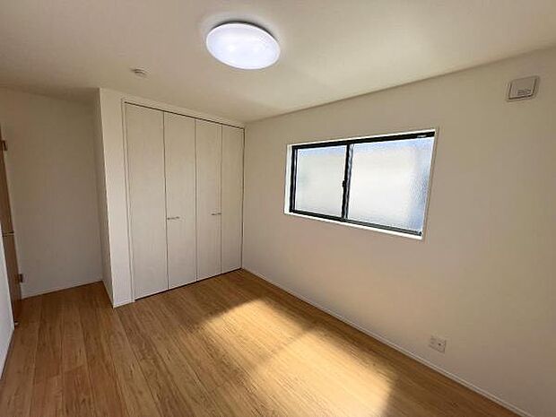 2階に使い勝手の良い4部屋を配置することで、ゆとりある間取り設計となっております。