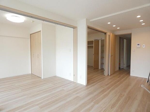LDK隣にある洋室の扉を開放し、空間を広くお使い頂くこともできます。