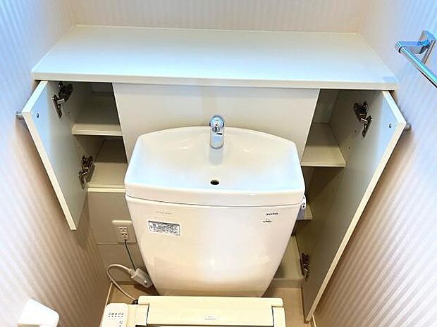 トイレの収納スペースです。トイレ内をすっきりと利用できます。