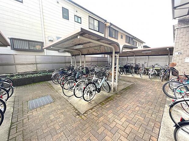 駐輪場は屋根付です。自転車も傷まず、雨の日も安心です。