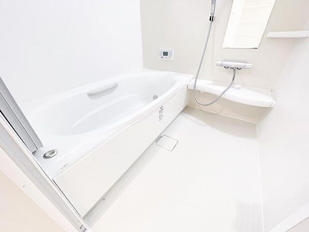 ホワイトを基調とした清潔感のある浴室。水はけがよくお手入れしやすいシステムバスです。
