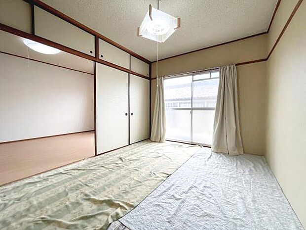 直接布団を敷いて寝ることができる和室。寝具が収納できる押入付きです。