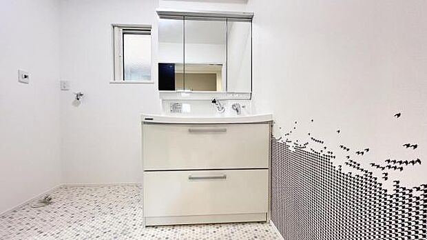 洗濯機置場。3面鏡タイプの洗面化粧台です。鏡面裏に小物を収納でき、生活感も隠せます。