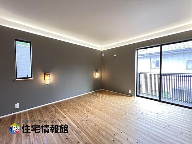 シックな壁紙と木目の床材が美しいコントラストをなす主寝室にもなる洋室です。
