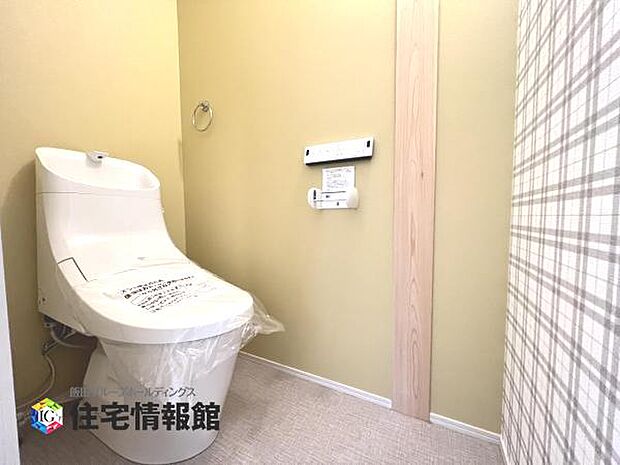 和風のテイストを採用し、清潔感のあるトイレです。温水洗浄便座付きです。