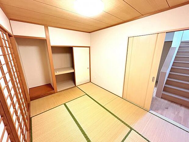 直接布団を敷いて寝ることができる和室。寝具が収納できる押入付きです。