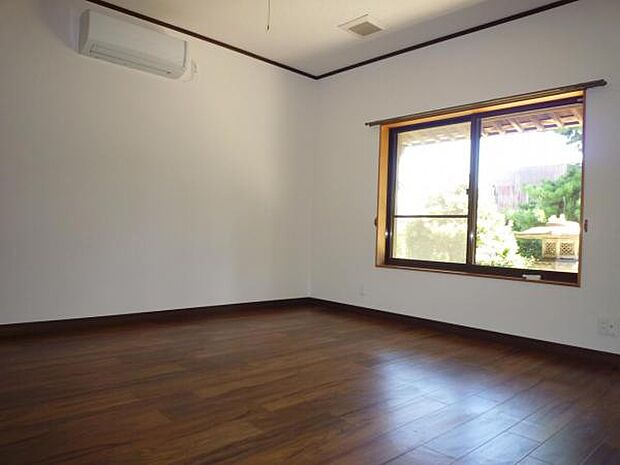 家具のレイアウトもスッキリおさまりの良い、スクエアな空間を演出する洋室。