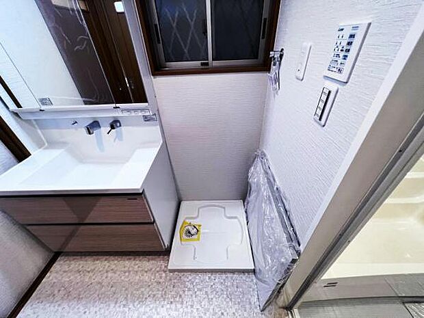 洗面室に洗濯機置場がございます。