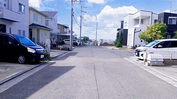 駐車しやすい前面道路です。